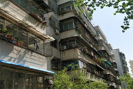 平湖花苑3室2厅1卫65万93m2中档装修，车位储藏室
